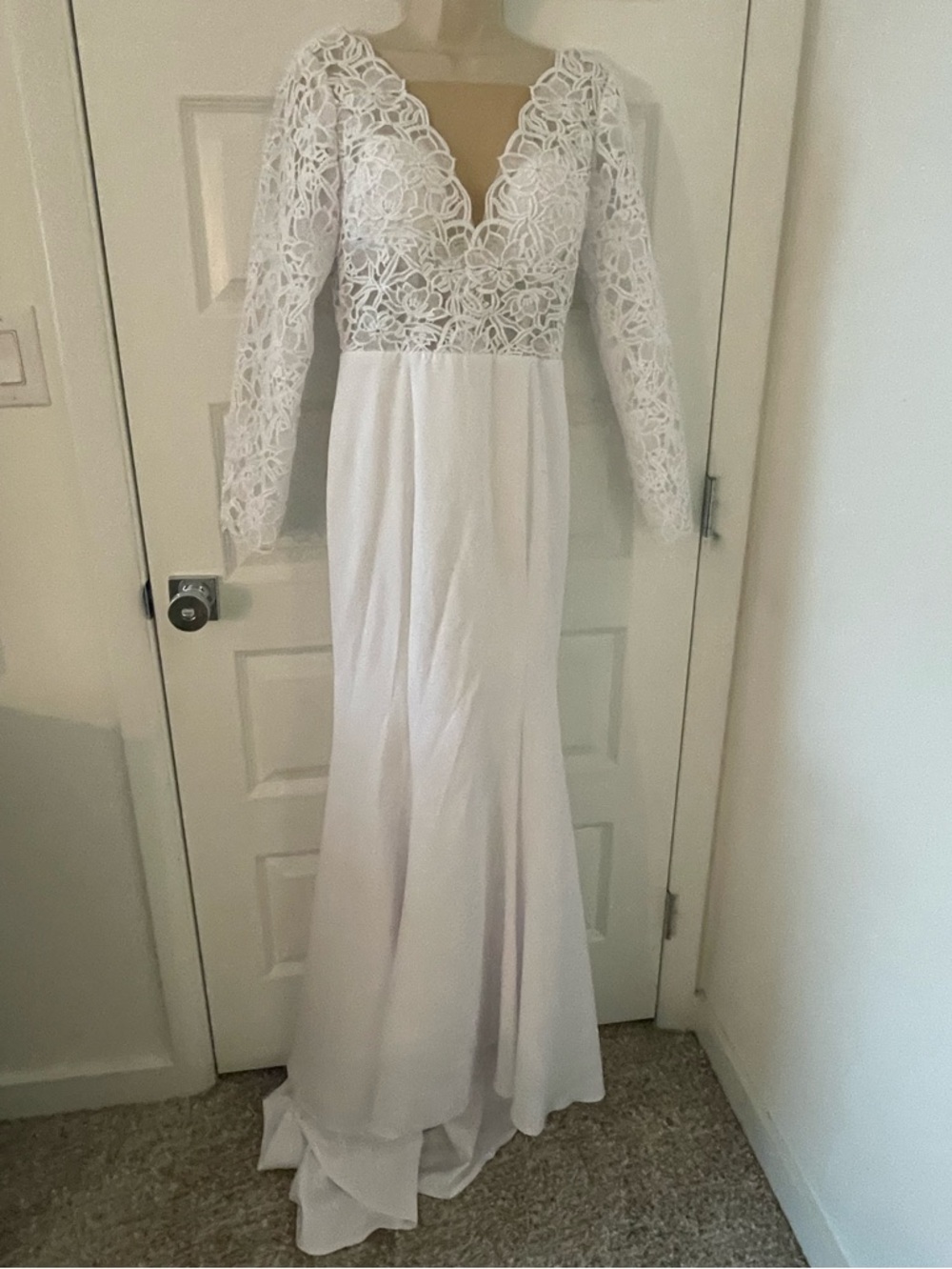 **NEW** White Lace Long-Sleeve V-Neck Dress - 6 - Picture 3 of 14
